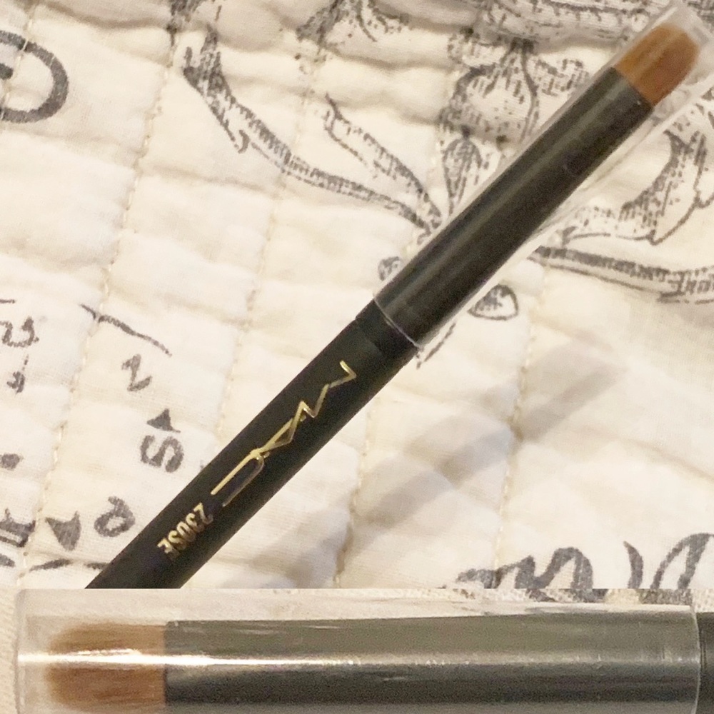 MAC Brush 230SE Multitask Eyeshadow Concealer NWT